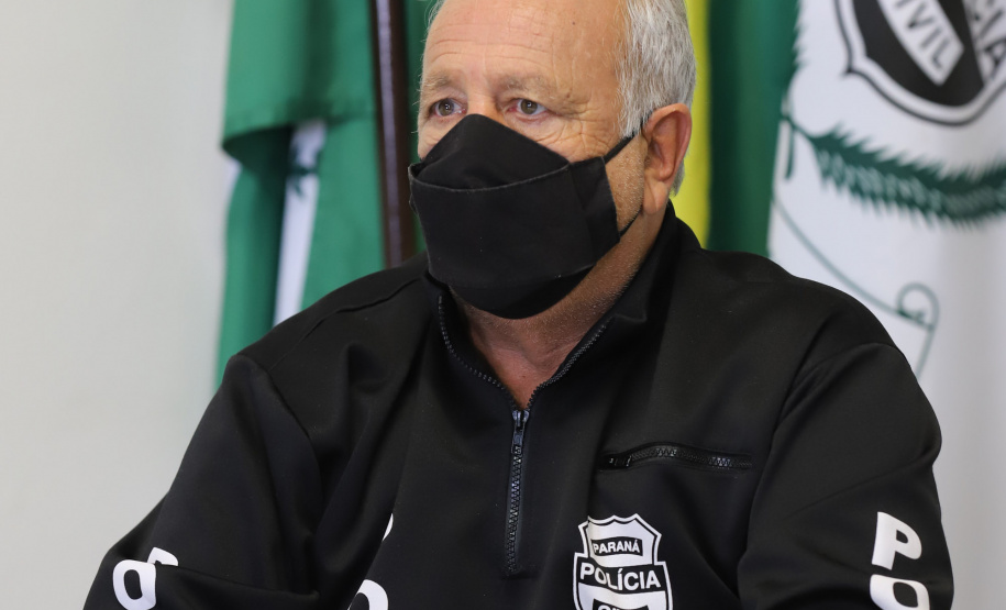 Coletiva DEMAFE O delegado da PCPR, Luiz Carlos, concede  entrevista na Delegacia Móvel de Atendimento a Futebol e Eventos,  referente a inquérito policial para apurar a suspeita de falsificação de testes de Covid-19, de jogadores de um clube de futebol da região Oeste do Estado. Foto: Geraldo Bubniak/AEN