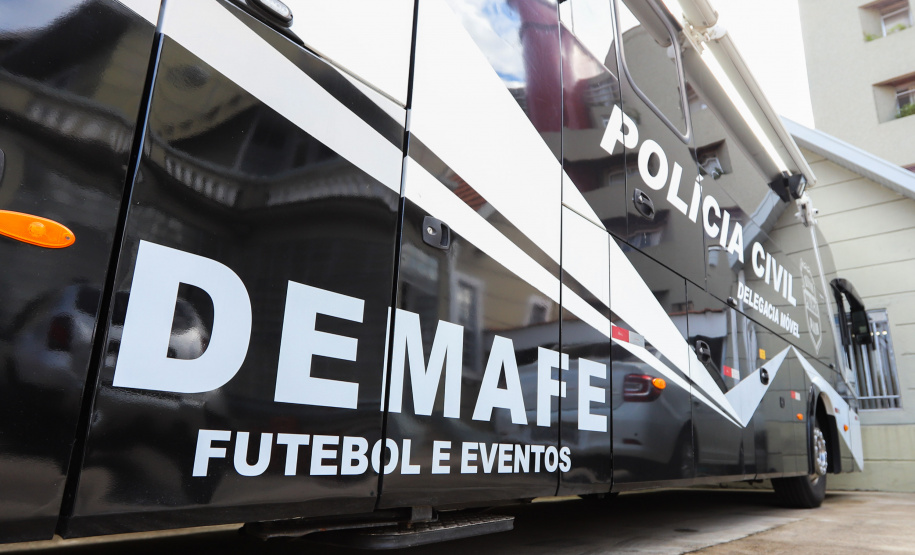 Coletiva DEMAFE O delegado da PCPR, Luiz Carlos, concede  entrevista na Delegacia Móvel de Atendimento a Futebol e Eventos,  referente a inquérito policial para apurar a suspeita de falsificação de testes de Covid-19, de jogadores de um clube de futebol da região Oeste do Estado. Foto: Geraldo Bubniak/AEN