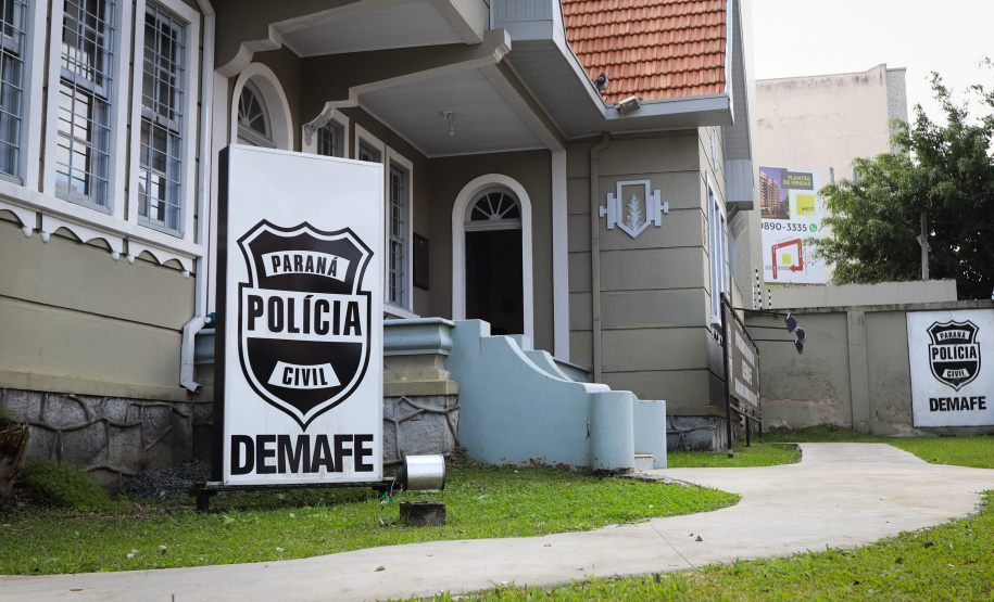 Coletiva DEMAFE O delegado da PCPR, Luiz Carlos, concede  entrevista na Delegacia Móvel de Atendimento a Futebol e Eventos,  referente a inquérito policial para apurar a suspeita de falsificação de testes de Covid-19, de jogadores de um clube de futebol da região Oeste do Estado. Foto: Geraldo Bubniak/AEN