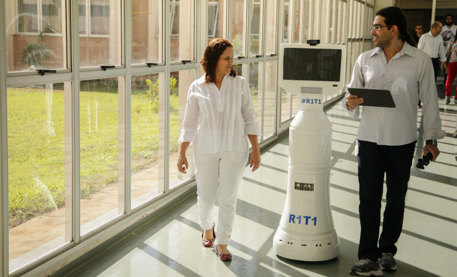 Robô usado no HUM é considerado uma das principais iniciativas no uso da inteligência artificial na América Latina. FOTO:UEM