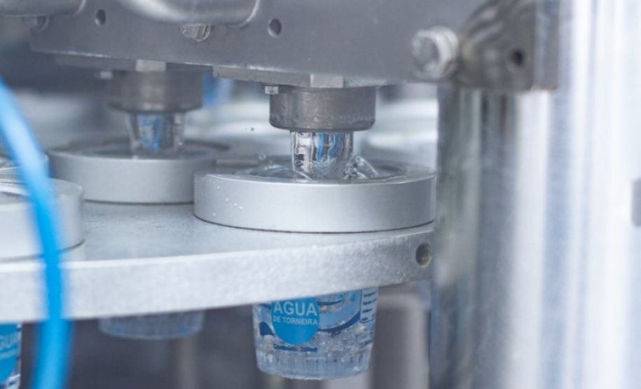 Aliviando a sede na pandemia: água envasada pela Sanepar chega aos profissionais de saúde - Curitiba, 26/04/2021 - Foto: André Thiago/Sanepar