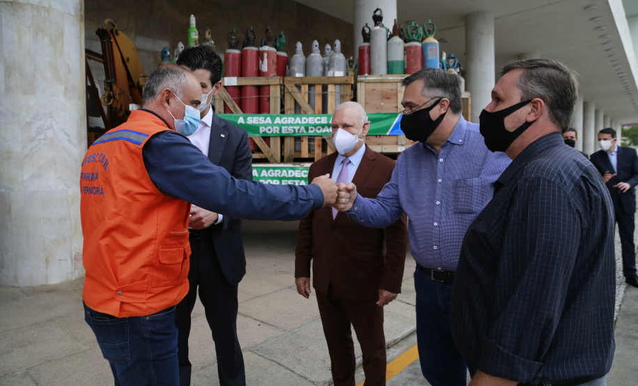 Doação de Cilindros da Copel para Secretária Estadual da Saúde. Secretario Saude Beto Preto, diretor presidente da Copel Daniel Pimentel Slaviero, diretor presidente da Copel Distribuição, Maximiliano Orfalil, gerente geral da Refinaria Presidente Getúlio Vargas (Repar), Felipe Leonardo Gomes e o pressidente da Assembleia Legislativa do Paraná, Ademar Traiano -  Curitiba, 27/04/2021  -  Foto: Valdelino Pontes