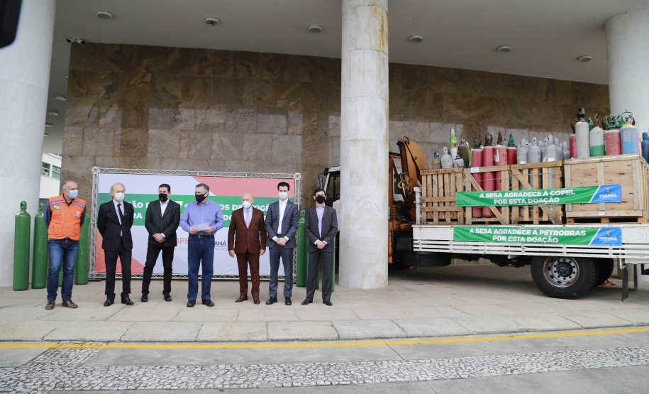 Doação de Cilindros da Copel para Secretária Estadual da Saúde. Secretario Saude Beto Preto, diretor presidente da Copel Daniel Pimentel Slaviero, diretor presidente da Copel Distribuição, Maximiliano Orfalil, gerente geral da Refinaria Presidente Getúlio Vargas (Repar), Felipe Leonardo Gomes e o pressidente da Assembleia Legislativa do Paraná, Ademar Traiano -  Curitiba, 27/04/2021  -  Foto: Valdelino Pontes