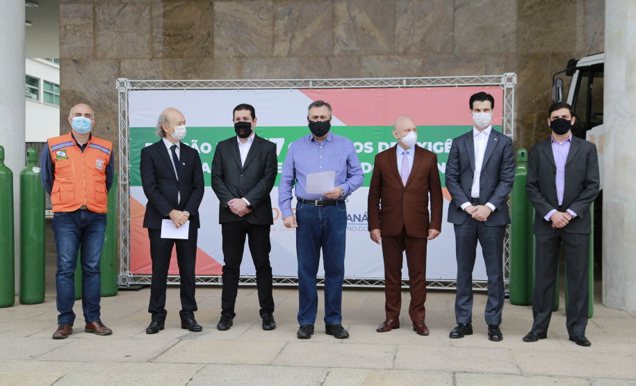 Doação de Cilindros da Copel para Secretária Estadual da Saúde. Secretario Saude Beto Preto, diretor presidente da Copel Daniel Pimentel Slaviero, diretor presidente da Copel Distribuição, Maximiliano Orfalil, gerente geral da Refinaria Presidente Getúlio Vargas (Repar), Felipe Leonardo Gomes e o pressidente da Assembleia Legislativa do Paraná, Ademar Traiano -  Curitiba, 27/04/2021  -  Foto: Valdelino Pontes