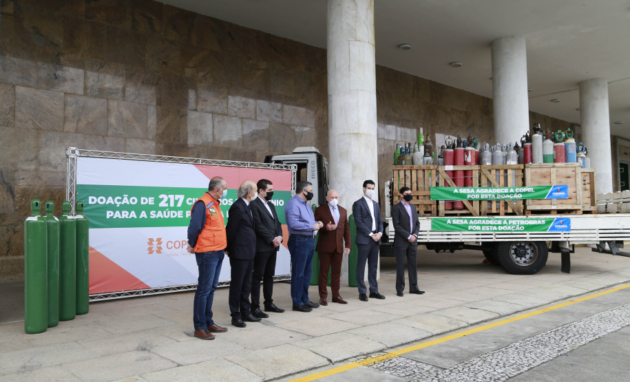 Doação de Cilindros da Copel para Secretária Estadual da Saúde. Secretario Saude Beto Preto, diretor presidente da Copel Daniel Pimentel Slaviero, diretor presidente da Copel Distribuição, Maximiliano Orfalil, gerente geral da Refinaria Presidente Getúlio Vargas (Repar), Felipe Leonardo Gomes e o pressidente da Assembleia Legislativa do Paraná, Ademar Traiano -  Curitiba, 27/04/2021  -  Foto: Valdelino Pontes