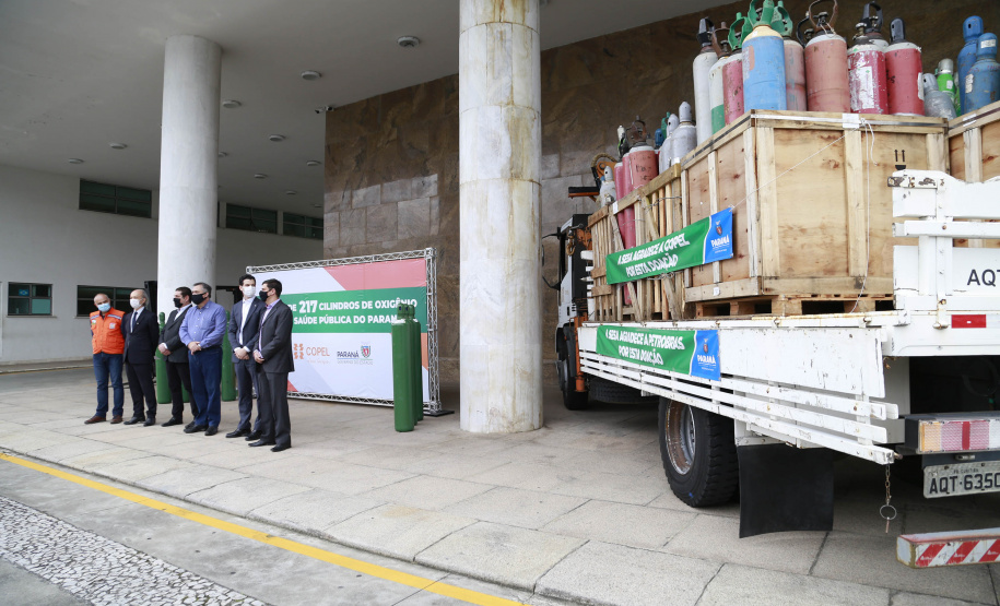 Doação de Cilindros da Copel para Secretária Estadual da Saúde. Secretario Saude Beto Preto, diretor presidente da Copel Daniel Pimentel Slaviero, diretor presidente da Copel Distribuição, Maximiliano Orfalil, gerente geral da Refinaria Presidente Getúlio Vargas (Repar), Felipe Leonardo Gomes e o pressidente da Assembleia Legislativa do Paraná, Ademar Traiano -  Curitiba, 27/04/2021  -  Foto: Valdelino Pontes