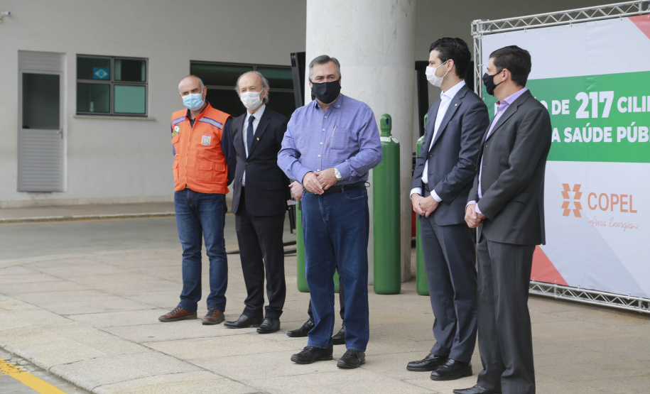 Doação de Cilindros da Copel para Secretária Estadual da Saúde. Secretario Saude Beto Preto, diretor presidente da Copel Daniel Pimentel Slaviero, diretor presidente da Copel Distribuição, Maximiliano Orfalil, gerente geral da Refinaria Presidente Getúlio Vargas (Repar), Felipe Leonardo Gomes e o pressidente da Assembleia Legislativa do Paraná, Ademar Traiano -  Curitiba, 27/04/2021  -  Foto: Valdelino Pontes