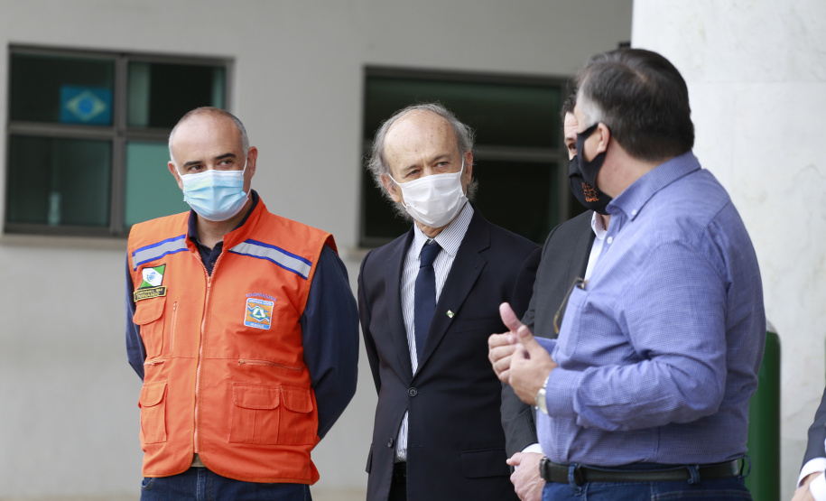 Doação de Cilindros da Copel para Secretária Estadual da Saúde. Secretario Saude Beto Preto, diretor presidente da Copel Daniel Pimentel Slaviero, diretor presidente da Copel Distribuição, Maximiliano Orfalil, gerente geral da Refinaria Presidente Getúlio Vargas (Repar), Felipe Leonardo Gomes e o pressidente da Assembleia Legislativa do Paraná, Ademar Traiano -  Curitiba, 27/04/2021  -  Foto: Valdelino Pontes