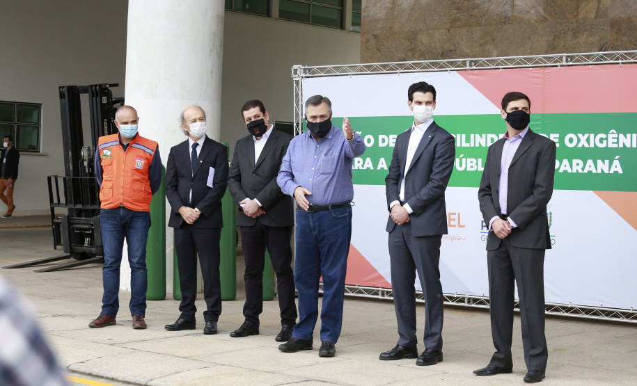 Doação de Cilindros da Copel para Secretária Estadual da Saúde. Secretario Saude Beto Preto, diretor presidente da Copel Daniel Pimentel Slaviero, diretor presidente da Copel Distribuição, Maximiliano Orfalil, gerente geral da Refinaria Presidente Getúlio Vargas (Repar), Felipe Leonardo Gomes e o pressidente da Assembleia Legislativa do Paraná, Ademar Traiano -  Curitiba, 27/04/2021  -  Foto: Valdelino Pontes