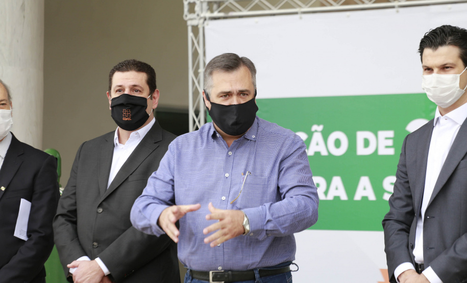 Doação de Cilindros da Copel para Secretária Estadual da Saúde. Secretario Saude Beto Preto, diretor presidente da Copel Daniel Pimentel Slaviero, diretor presidente da Copel Distribuição, Maximiliano Orfalil, gerente geral da Refinaria Presidente Getúlio Vargas (Repar), Felipe Leonardo Gomes e o pressidente da Assembleia Legislativa do Paraná, Ademar Traiano -  Curitiba, 27/04/2021  -  Foto: Valdelino Pontes