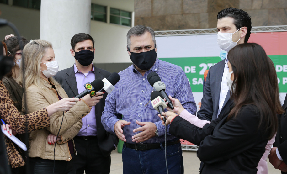 Doação de Cilindros da Copel para Secretária Estadual da Saúde. Secretario Saude Beto Preto, diretor presidente da Copel Daniel Pimentel Slaviero, diretor presidente da Copel Distribuição, Maximiliano Orfalil, gerente geral da Refinaria Presidente Getúlio Vargas (Repar), Felipe Leonardo Gomes e o pressidente da Assembleia Legislativa do Paraná, Ademar Traiano -  Curitiba, 27/04/2021  -  Foto: Valdelino Pontes