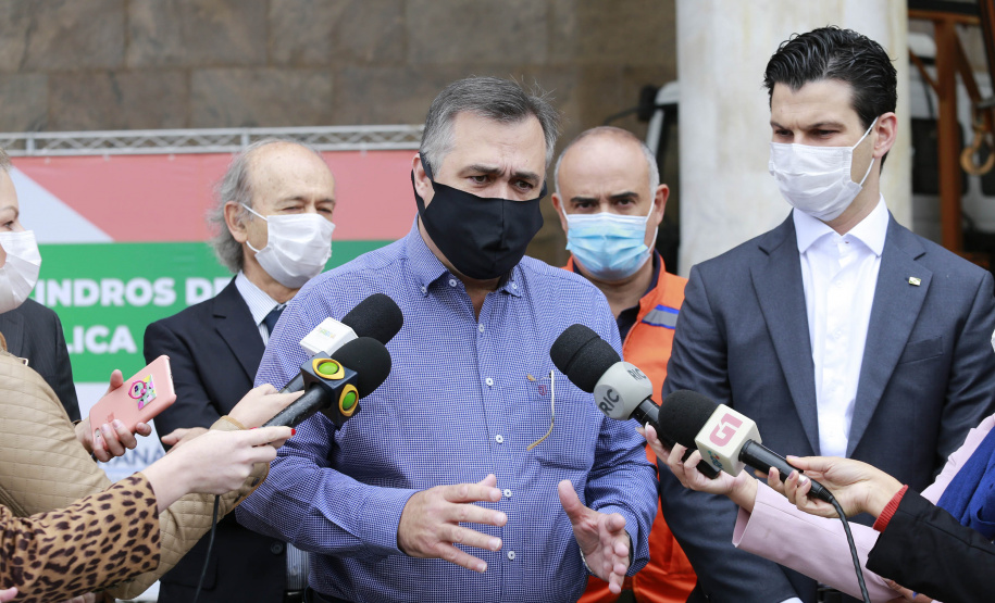 Doação de Cilindros da Copel para Secretária Estadual da Saúde. Secretario Saude Beto Preto, diretor presidente da Copel Daniel Pimentel Slaviero, diretor presidente da Copel Distribuição, Maximiliano Orfalil, gerente geral da Refinaria Presidente Getúlio Vargas (Repar), Felipe Leonardo Gomes e o pressidente da Assembleia Legislativa do Paraná, Ademar Traiano -  Curitiba, 27/04/2021  -  Foto: Valdelino Pontes