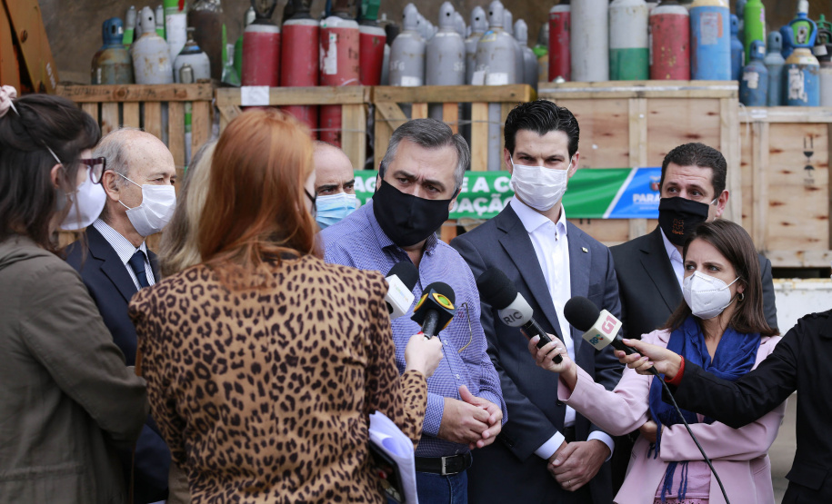 Doação de Cilindros da Copel para Secretária Estadual da Saúde. Secretario Saude Beto Preto, diretor presidente da Copel Daniel Pimentel Slaviero, diretor presidente da Copel Distribuição, Maximiliano Orfalil, gerente geral da Refinaria Presidente Getúlio Vargas (Repar), Felipe Leonardo Gomes e o pressidente da Assembleia Legislativa do Paraná, Ademar Traiano -  Curitiba, 27/04/2021  -  Foto: Valdelino Pontes