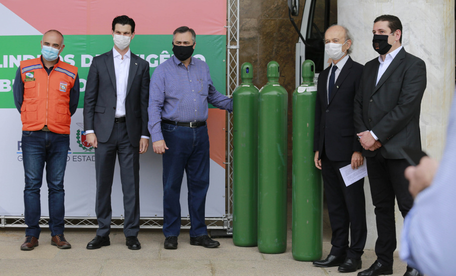 Doação de Cilindros da Copel para Secretária Estadual da Saúde. Secretario Saude Beto Preto, diretor presidente da Copel Daniel Pimentel Slaviero, diretor presidente da Copel Distribuição, Maximiliano Orfalil, gerente geral da Refinaria Presidente Getúlio Vargas (Repar), Felipe Leonardo Gomes e o pressidente da Assembleia Legislativa do Paraná, Ademar Traiano -  Curitiba, 27/04/2021  -  Foto: Valdelino Pontes