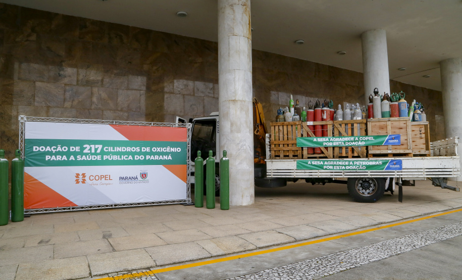 27.04.2021 - Doação de Cilindros da Copel para Sesa.
Secretario Saude Beto Preto, diretor presidente da Copel Daniel Pimentel Slaviero, diretor presidente da Copel Distribuição, Maximiliano Orfalil ,Felipe Leonardo Gomes, gerente geral da Refinaria Presidente Getúlio Vargas (Repar) e Ademar Traiano presidente da Assembleia.
Foto Gilson Abreu/AEN