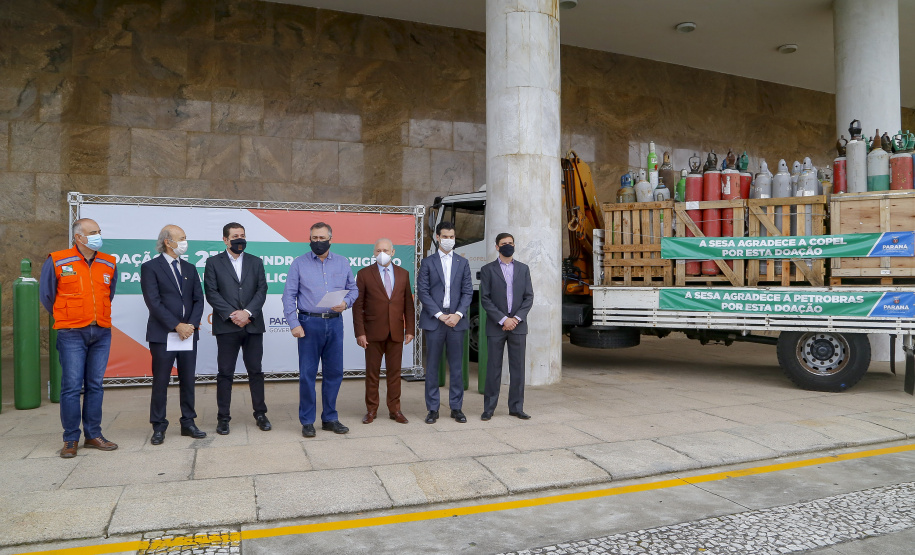 27.04.2021 - Doação de Cilindros da Copel para Sesa.
Secretario Saude Beto Preto, diretor presidente da Copel Daniel Pimentel Slaviero, diretor presidente da Copel Distribuição, Maximiliano Orfalil ,Felipe Leonardo Gomes, gerente geral da Refinaria Presidente Getúlio Vargas (Repar) e Ademar Traiano presidente da Assembleia.
Foto Gilson Abreu/AEN
