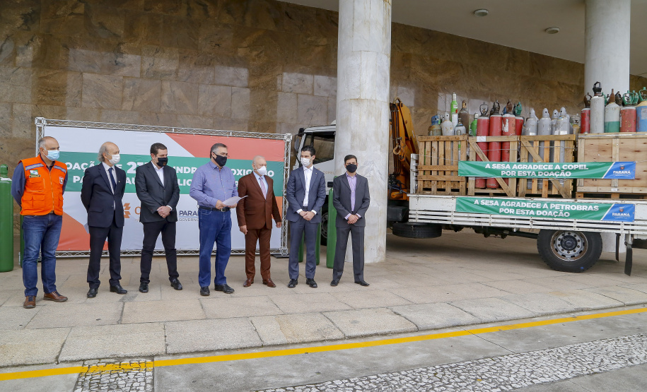 27.04.2021 - Doação de Cilindros da Copel para Sesa.
Secretario Saude Beto Preto, diretor presidente da Copel Daniel Pimentel Slaviero, diretor presidente da Copel Distribuição, Maximiliano Orfalil ,Felipe Leonardo Gomes, gerente geral da Refinaria Presidente Getúlio Vargas (Repar) e Ademar Traiano presidente da Assembleia.
Foto Gilson Abreu/AEN
