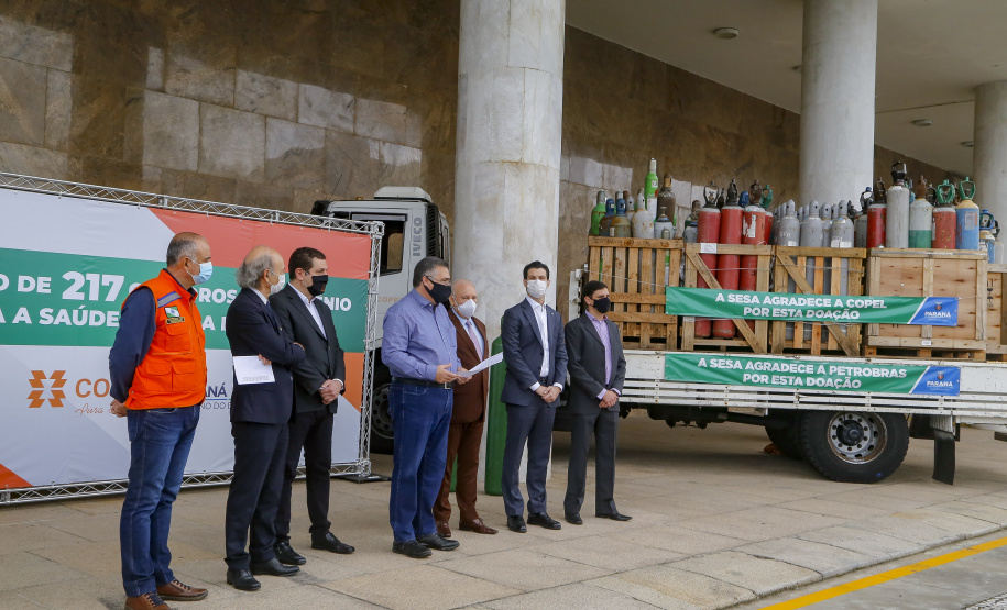 27.04.2021 - Doação de Cilindros da Copel para Sesa.
Secretario Saude Beto Preto, diretor presidente da Copel Daniel Pimentel Slaviero, diretor presidente da Copel Distribuição, Maximiliano Orfalil ,Felipe Leonardo Gomes, gerente geral da Refinaria Presidente Getúlio Vargas (Repar) e Ademar Traiano presidente da Assembleia.
Foto Gilson Abreu/AEN