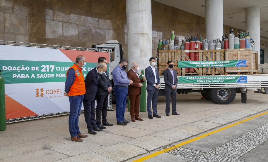 27.04.2021 - Doação de Cilindros da Copel para Sesa.
Secretario Saude Beto Preto, diretor presidente da Copel Daniel Pimentel Slaviero, diretor presidente da Copel Distribuição, Maximiliano Orfalil ,Felipe Leonardo Gomes, gerente geral da Refinaria Presidente Getúlio Vargas (Repar) e Ademar Traiano presidente da Assembleia.
Foto Gilson Abreu/AEN