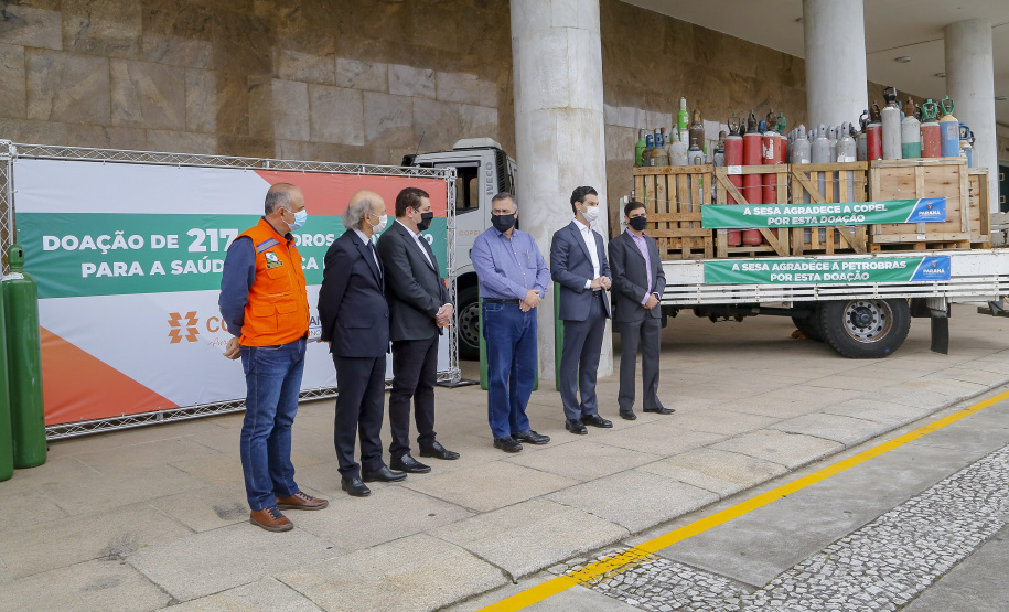 27.04.2021 - Doação de Cilindros da Copel para Sesa.
Secretario Saude Beto Preto, diretor presidente da Copel Daniel Pimentel Slaviero, diretor presidente da Copel Distribuição, Maximiliano Orfalil ,Felipe Leonardo Gomes, gerente geral da Refinaria Presidente Getúlio Vargas (Repar) e Ademar Traiano presidente da Assembleia.
Foto Gilson Abreu/AEN