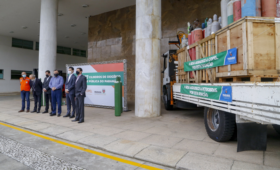27.04.2021 - Doação de Cilindros da Copel para Sesa.
Secretario Saude Beto Preto, diretor presidente da Copel Daniel Pimentel Slaviero, diretor presidente da Copel Distribuição, Maximiliano Orfalil ,Felipe Leonardo Gomes, gerente geral da Refinaria Presidente Getúlio Vargas (Repar) e Ademar Traiano presidente da Assembleia.
Foto Gilson Abreu/AEN