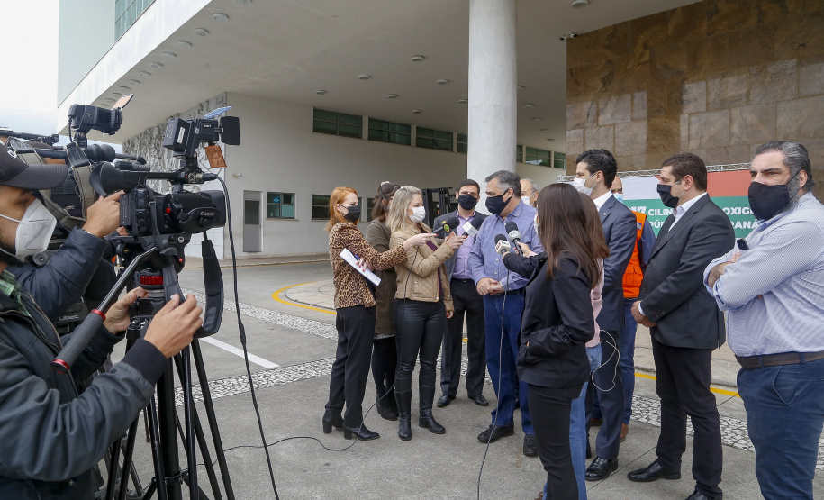 27.04.2021 - Doação de Cilindros da Copel para Sesa.
Secretario Saude Beto Preto, diretor presidente da Copel Daniel Pimentel Slaviero, diretor presidente da Copel Distribuição, Maximiliano Orfalil ,Felipe Leonardo Gomes, gerente geral da Refinaria Presidente Getúlio Vargas (Repar) e Ademar Traiano presidente da Assembleia.
Foto Gilson Abreu/AEN