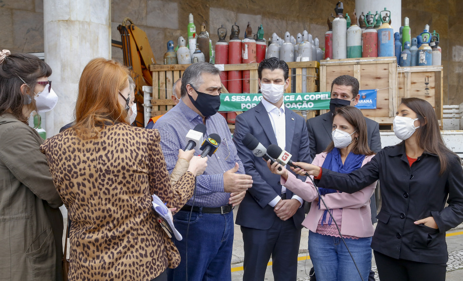 27.04.2021 - Doação de Cilindros da Copel para Sesa.
Secretario Saude Beto Preto, diretor presidente da Copel Daniel Pimentel Slaviero, diretor presidente da Copel Distribuição, Maximiliano Orfalil ,Felipe Leonardo Gomes, gerente geral da Refinaria Presidente Getúlio Vargas (Repar) e Ademar Traiano presidente da Assembleia.
Foto Gilson Abreu/AEN