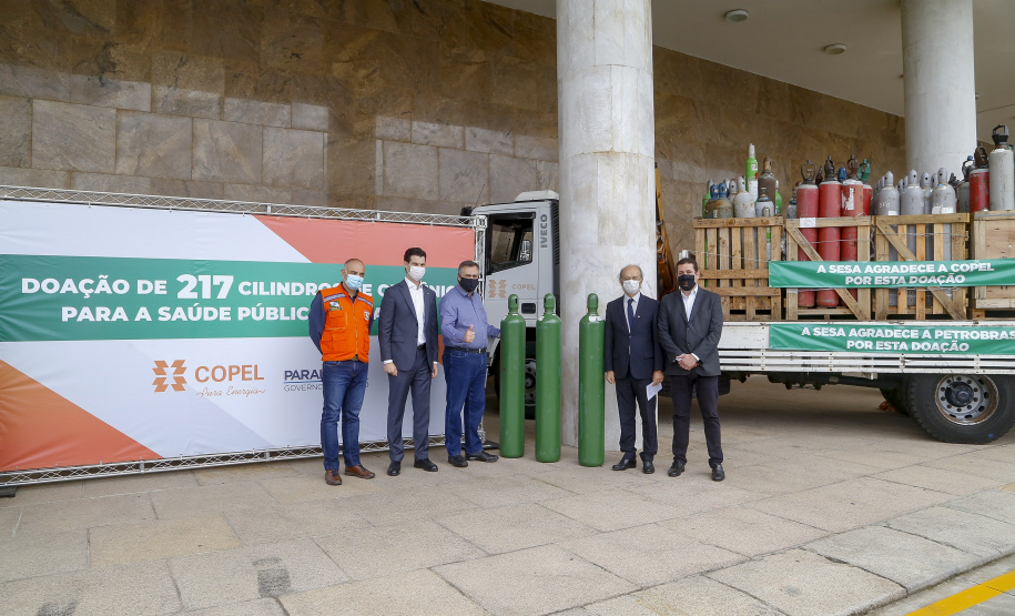27.04.2021 - Doação de Cilindros da Copel para Sesa.
Secretario Saude Beto Preto, diretor presidente da Copel Daniel Pimentel Slaviero, diretor presidente da Copel Distribuição, Maximiliano Orfalil ,Felipe Leonardo Gomes, gerente geral da Refinaria Presidente Getúlio Vargas (Repar) e Ademar Traiano presidente da Assembleia.
Foto Gilson Abreu/AEN
