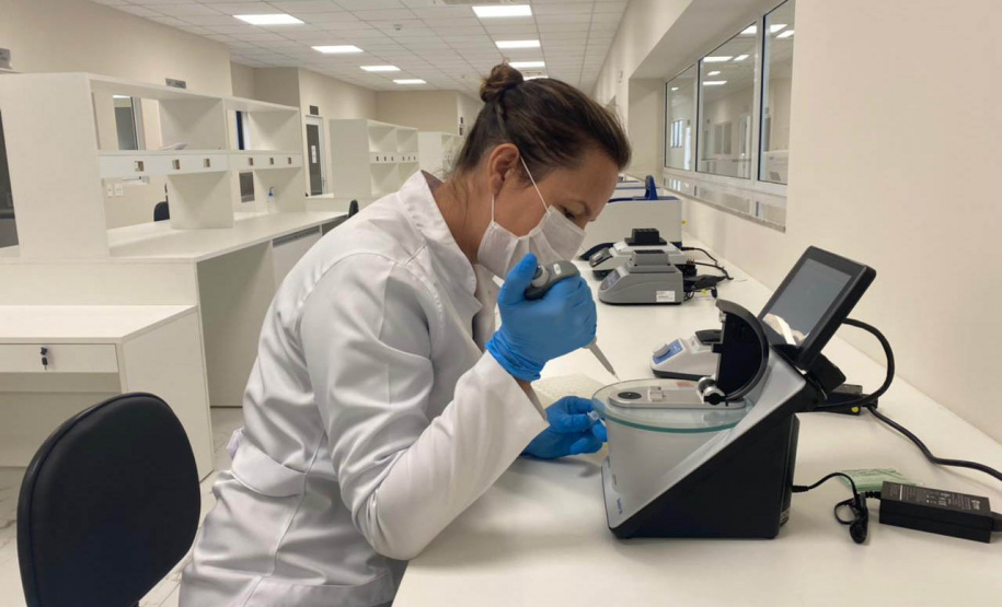 O Paraná iniciou um novo projeto de pesquisa para o mapeamento genético de cepas circulantes do novo coronavírus no Estado. Desenvolvida pela Rede de Estudos Genômicos do Paraná, a iniciativa vai permitir a análise mais acurada dos impactos epidemiológico e clínico da Covid-19, de acordo com cada linhagem do vírus Sars-Cov-2. - Foto: SETI