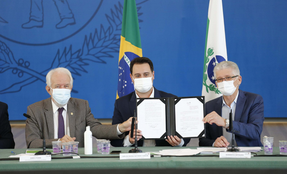 O governador Carlos Massa Ratinho Junior anunciou nesta terça-feira (27), no lançamento do Banco do Agricultor Paranaense, que o Estado está editando um decreto que isenta o ICMS, principal tributo estadual, sobre equipamentos de irrigação destinados ao uso na agricultura ou horticultura. Foto:Jonathan Campos/AEN