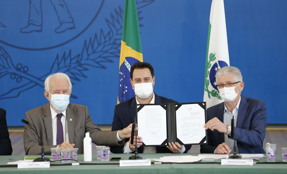 O governador Carlos Massa Ratinho Junior anunciou nesta terça-feira (27), no lançamento do Banco do Agricultor Paranaense, que o Estado está editando um decreto que isenta o ICMS, principal tributo estadual, sobre equipamentos de irrigação destinados ao uso na agricultura ou horticultura. Foto:Jonathan Campos/AEN