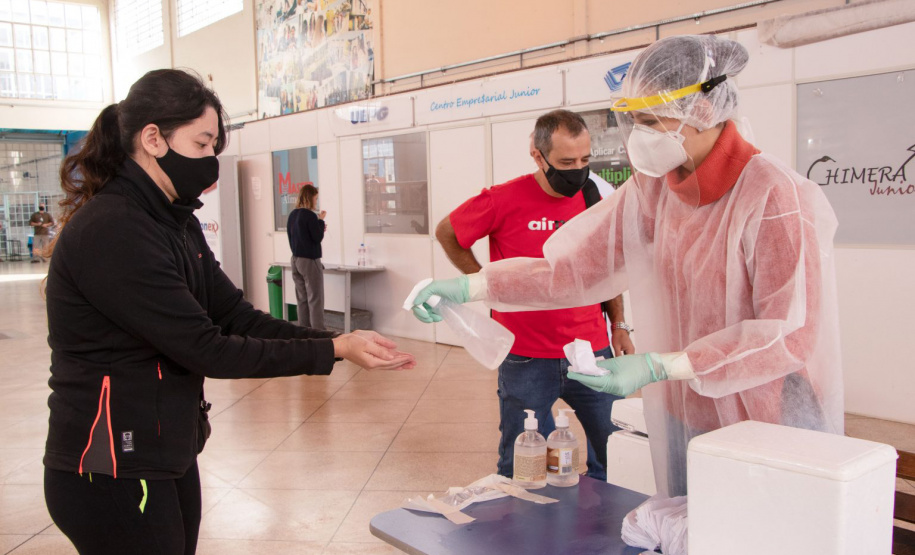 Neste domingo (02) e segunda (03), a Universidade Estadual de Ponta Grossa realiza o Vestibular 2020, adiado por conta da pandemia de Covid-19.  Para a realização presencial das provas, a Coordenadoria de Processos de Seleção adota um rígido protocolo de biossegurança, que teve início na segunda (26), com a testagem dos colaboradores que irão trabalhar nos locais de prova. - Ponta Grossa, 27/04/2021  -  Foto: Jéssica Natal/UEPG