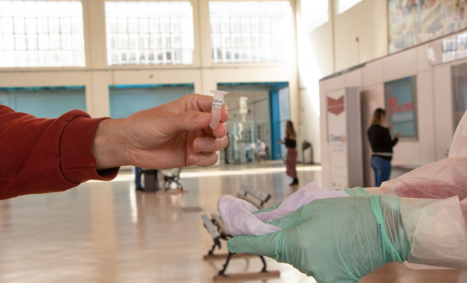 Neste domingo (02) e segunda (03), a Universidade Estadual de Ponta Grossa realiza o Vestibular 2020, adiado por conta da pandemia de Covid-19.  Para a realização presencial das provas, a Coordenadoria de Processos de Seleção adota um rígido protocolo de biossegurança, que teve início na segunda (26), com a testagem dos colaboradores que irão trabalhar nos locais de prova. - Ponta Grossa, 27/04/2021  -  Foto: Jéssica Natal/UEPG