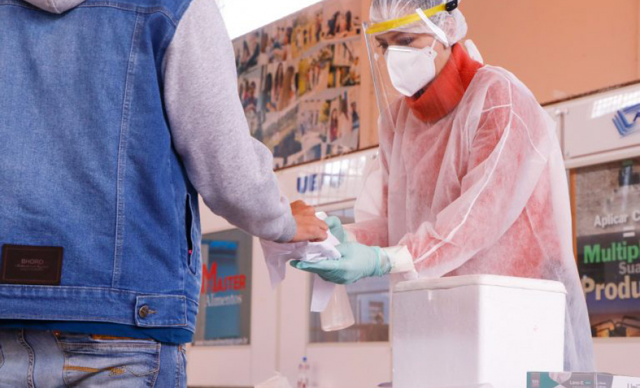 Neste domingo (02) e segunda (03), a Universidade Estadual de Ponta Grossa realiza o Vestibular 2020, adiado por conta da pandemia de Covid-19.  Para a realização presencial das provas, a Coordenadoria de Processos de Seleção adota um rígido protocolo de biossegurança, que teve início na segunda (26), com a testagem dos colaboradores que irão trabalhar nos locais de prova. - Ponta Grossa, 27/04/2021  -  Foto: Jéssica Natal/UEPG