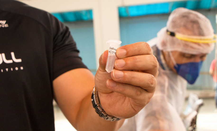 Neste domingo (02) e segunda (03), a Universidade Estadual de Ponta Grossa realiza o Vestibular 2020, adiado por conta da pandemia de Covid-19.  Para a realização presencial das provas, a Coordenadoria de Processos de Seleção adota um rígido protocolo de biossegurança, que teve início na segunda (26), com a testagem dos colaboradores que irão trabalhar nos locais de prova. - Ponta Grossa, 27/04/2021  -  Foto: Jéssica Natal/UEPG