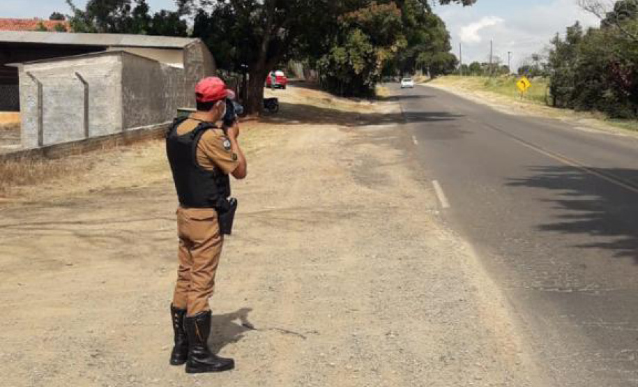 As equipes do Batalhão de Polícia Rodoviária (BPRv) estão ativas com fiscalizações para inibir o excesso de velocidade em toda a malha rodoviária estadual. A análise da unidade dos primeiros três meses deste ano aponta um dado alarmante sobre a segurança viária: o aumento de 345% de flagrantes de motoristas em velocidade acima do permitido em relação ao primeiro trimestre do ano passado. - Curitiba, 27/04/2021 - Foto: SESP/PR