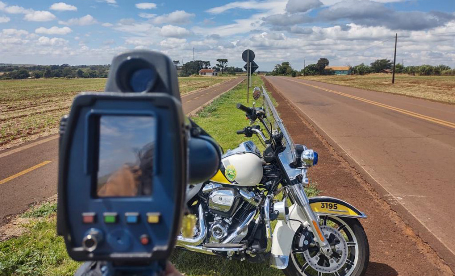 As equipes do Batalhão de Polícia Rodoviária (BPRv) estão ativas com fiscalizações para inibir o excesso de velocidade em toda a malha rodoviária estadual. A análise da unidade dos primeiros três meses deste ano aponta um dado alarmante sobre a segurança viária: o aumento de 345% de flagrantes de motoristas em velocidade acima do permitido em relação ao primeiro trimestre do ano passado. - Curitiba, 27/04/2021 - Foto: SESP/PR