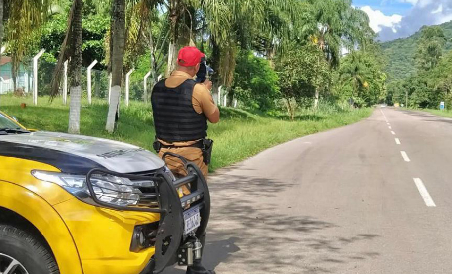 As equipes do Batalhão de Polícia Rodoviária (BPRv) estão ativas com fiscalizações para inibir o excesso de velocidade em toda a malha rodoviária estadual. A análise da unidade dos primeiros três meses deste ano aponta um dado alarmante sobre a segurança viária: o aumento de 345% de flagrantes de motoristas em velocidade acima do permitido em relação ao primeiro trimestre do ano passado. - Curitiba, 27/04/2021 - Foto: SESP/PR