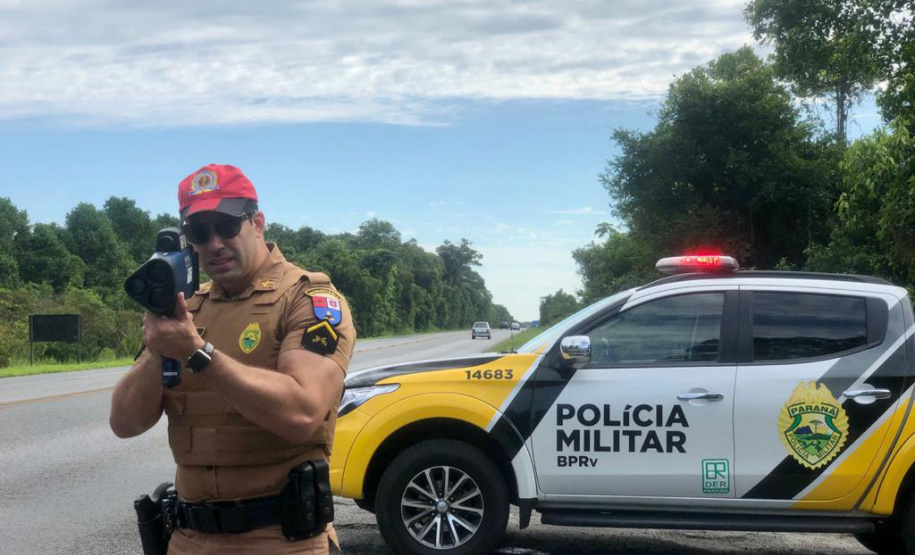 As equipes do Batalhão de Polícia Rodoviária (BPRv) estão ativas com fiscalizações para inibir o excesso de velocidade em toda a malha rodoviária estadual. A análise da unidade dos primeiros três meses deste ano aponta um dado alarmante sobre a segurança viária: o aumento de 345% de flagrantes de motoristas em velocidade acima do permitido em relação ao primeiro trimestre do ano passado. - Curitiba, 27/04/2021 - Foto: SESP/PR