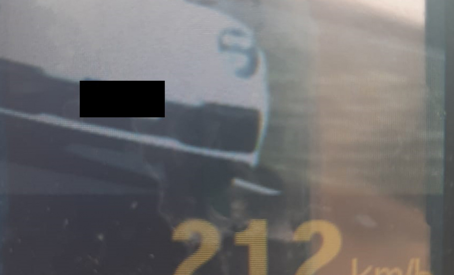 As equipes do Batalhão de Polícia Rodoviária (BPRv) estão ativas com fiscalizações para inibir o excesso de velocidade em toda a malha rodoviária estadual. A análise da unidade dos primeiros três meses deste ano aponta um dado alarmante sobre a segurança viária: o aumento de 345% de flagrantes de motoristas em velocidade acima do permitido em relação ao primeiro trimestre do ano passado. - Curitiba, 27/04/2021 - Foto: SESP/PR