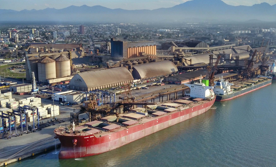 Além do arrendamento de três áreas para movimentação de granéis sólidos (PAR9, PAR14 e PAR15), o PPI aprovou o estudo da concessão do canal de acesso ao Porto de Paranaguá. Leilões vão acontecer entre 2022 e 2023.