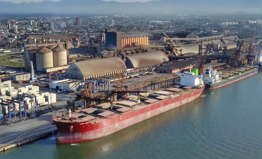 Além do arrendamento de três áreas para movimentação de granéis sólidos (PAR9, PAR14 e PAR15), o PPI aprovou o estudo da concessão do canal de acesso ao Porto de Paranaguá. Leilões vão acontecer entre 2022 e 2023.