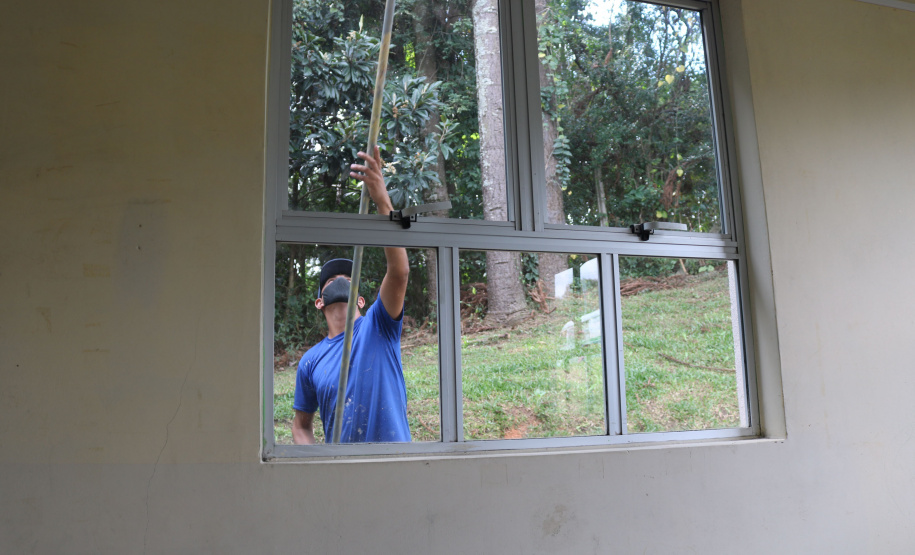 O Mãos Amigas, programa de ressocialização que utiliza a mão de obra de apenados para manutenção e conservação de prédios escolares, em 2020, atendeu 90 colégios de oito Núcleos Regionais de Educação pelo Paraná e contou com a participação de quase 100 apenados. A proposta é ampliar o atendimento para mais duas regionais em 2021: Cascavel e Umuarama.  -  Curitiba, 28/04/2021  -  Foto: Fundepar