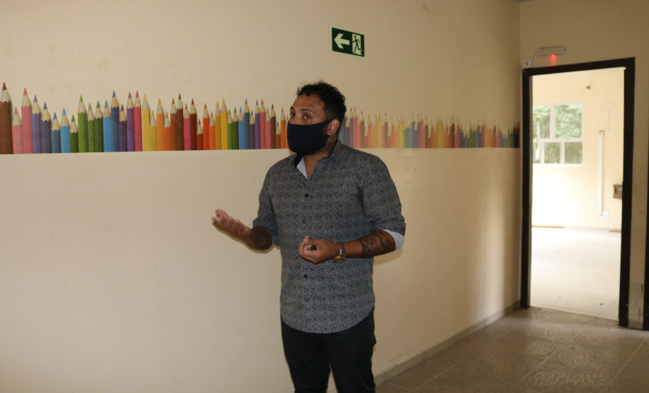 O Mãos Amigas, programa de ressocialização que utiliza a mão de obra de apenados para manutenção e conservação de prédios escolares, em 2020, atendeu 90 colégios de oito Núcleos Regionais de Educação pelo Paraná e contou com a participação de quase 100 apenados. A proposta é ampliar o atendimento para mais duas regionais em 2021: Cascavel e Umuarama. Na foto, diretor do Colégio Estadual Rocha Pombo, em Araucária , Thiago Boaventura.  -  Curitiba, 28/04/2021  -  Foto: Fundepar