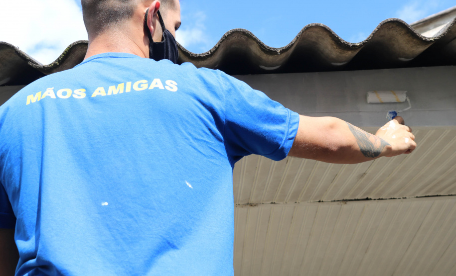 O Mãos Amigas, programa de ressocialização que utiliza a mão de obra de apenados para manutenção e conservação de prédios escolares, em 2020, atendeu 90 colégios de oito Núcleos Regionais de Educação pelo Paraná e contou com a participação de quase 100 apenados. A proposta é ampliar o atendimento para mais duas regionais em 2021: Cascavel e Umuarama. Na foto, apenado Thiago Vicente  -  Curitiba, 28/04/2021  -  Foto: Fundepar