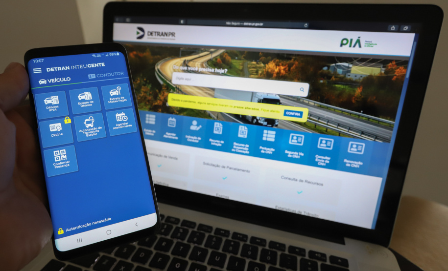 Detran tem aumento de 60% em atendimentos online no primeiro trimestre de 2021Quantidade de serviços prestados online vem aumentando comparado ao mesmo período do ano passado.Foto: Geraldo Bubniak/AEN