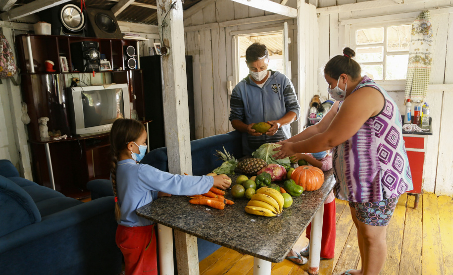 A Ceasa Paraná em conjunto com o Sindicato dos Permissionários da Ceasa Curitiba - Sindaruc, iniciou no começo desta semana uma campanha entre os atacadistas e produtores que atuam no mercado para arrecadação de cestas básicas, e produtos hortigranjeiros. A ação faz parte do projeto Ceasa Amiga, lançada nacionalmente pela Associação Brasileira das Centrais de Abastecimento - Abracen.  -  Curitiba, 28/04/2021  -  Foto: Gilson Abreu/AEN