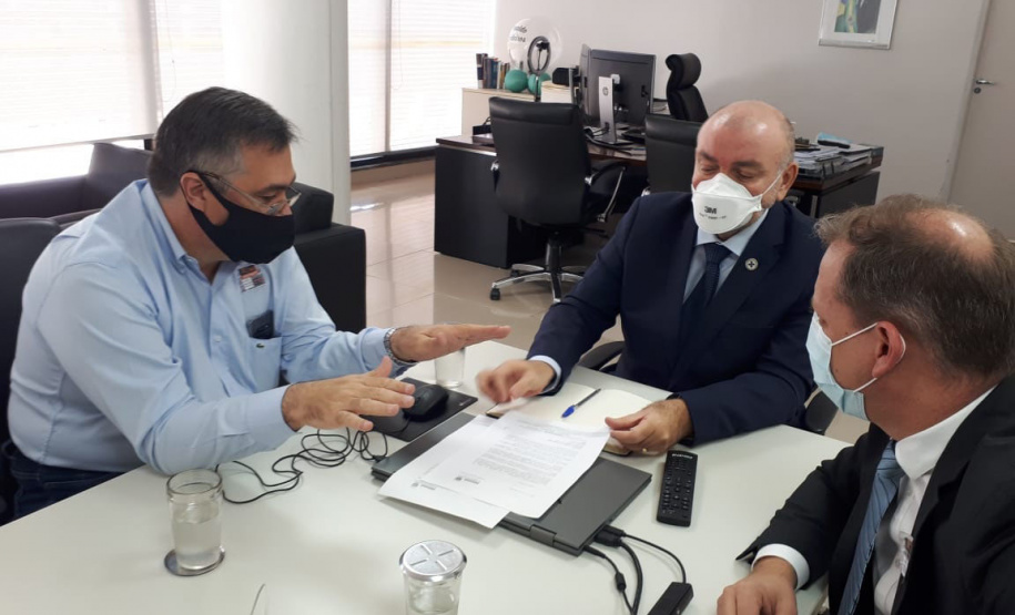 O Governo do Paraná apresentou nesta quarta-feira (28) um pedido de antecipação da vacinação dos profissionais e trabalhadores da Educação ao Ministério da Saúde. O apelo foi feito pelo secretário da Saúde, Beto Preto, a autoridades da pasta federal em Brasília. O Estado defende a readequação do calendário nacional para que a imunização dos docentes e servidores aconteça simultaneamente às pessoas com comorbidades. - Brasília, 28/04/2021 - Foto: Rodrigo Rossi