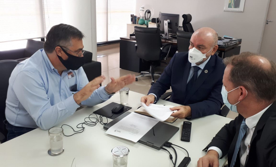 O Governo do Paraná apresentou nesta quarta-feira (28) um pedido de antecipação da vacinação dos profissionais e trabalhadores da Educação ao Ministério da Saúde. O apelo foi feito pelo secretário da Saúde, Beto Preto, a autoridades da pasta federal em Brasília. O Estado defende a readequação do calendário nacional para que a imunização dos docentes e servidores aconteça simultaneamente às pessoas com comorbidades. - Brasília, 28/04/2021 - Foto: Rodrigo Rossi