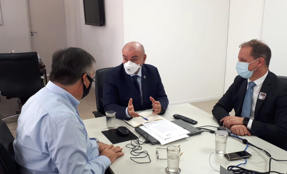 O Governo do Paraná apresentou nesta quarta-feira (28) um pedido de antecipação da vacinação dos profissionais e trabalhadores da Educação ao Ministério da Saúde. O apelo foi feito pelo secretário da Saúde, Beto Preto, a autoridades da pasta federal em Brasília. O Estado defende a readequação do calendário nacional para que a imunização dos docentes e servidores aconteça simultaneamente às pessoas com comorbidades. - Brasília, 28/04/2021 - Foto: Rodrigo Rossi